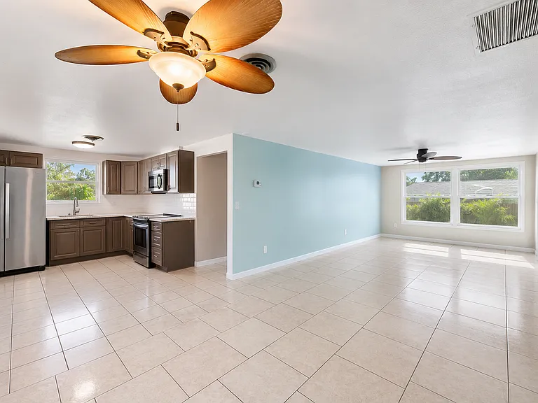 1604 Cardinal Ln — Photo 3