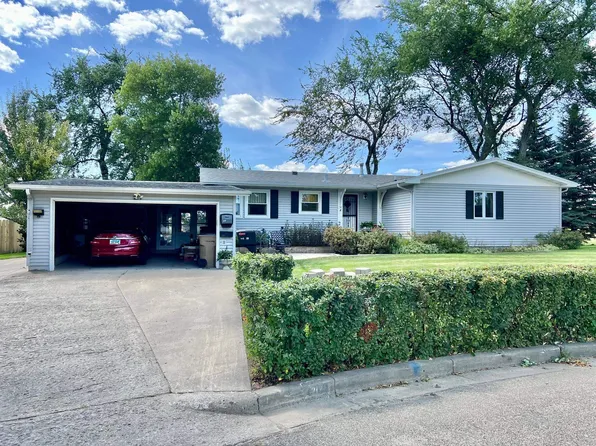 217 25th St NW, Minot, ND 58703