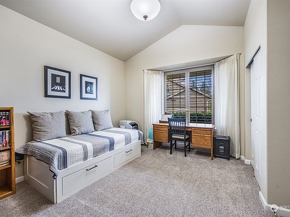 5th image of 4117 Capri Court NE