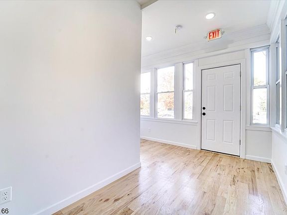 3rd image of 336 13th Ave Floor 1