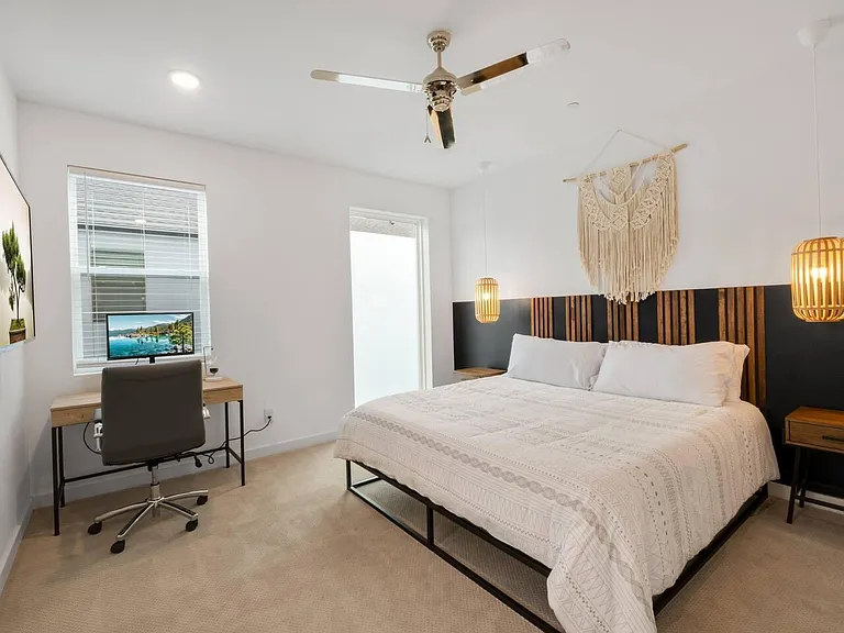 427 W 10th St #103 — Photo 9