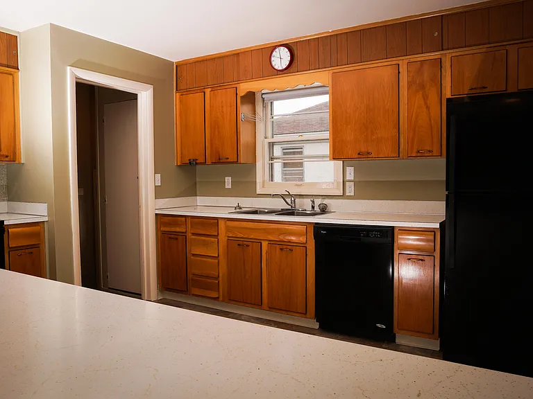1528 Clark Ave — Photo 3