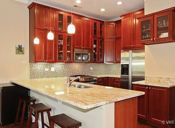 4th image of 2110 W Roscoe St Unit 3