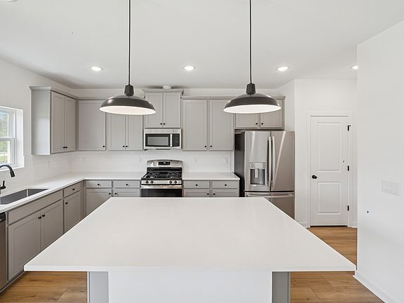 Kitchen with vast island pendant lights