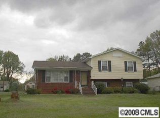3201 Banbury Dr, Charlotte, NC 28216