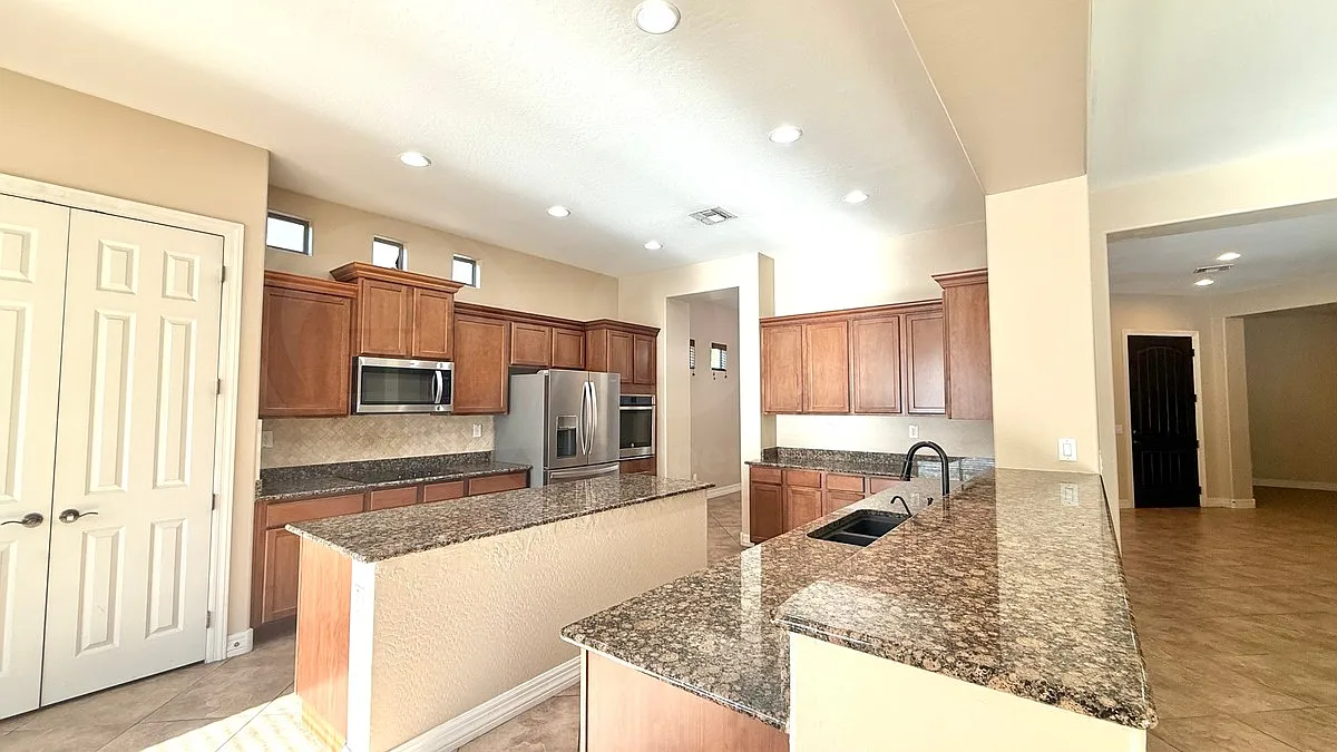 5 bed, 3.5 bath, 3735 sqft, $3,099 — Photo 4