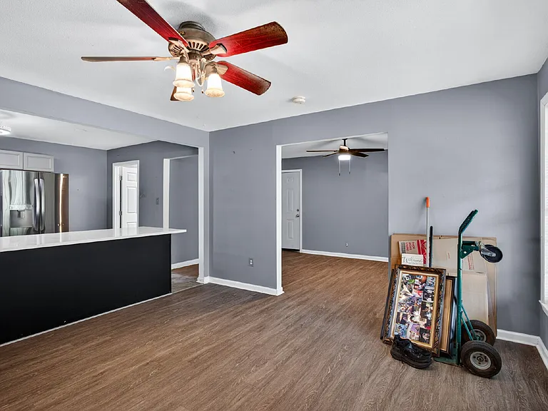 1621 Cloverdale Dr — Photo 4