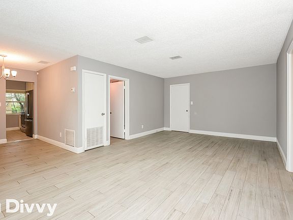 4th image of 1519 Roscomare Ave