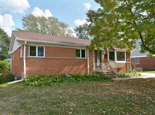 11 Audrey Ln, Mount Prospect, IL 60056