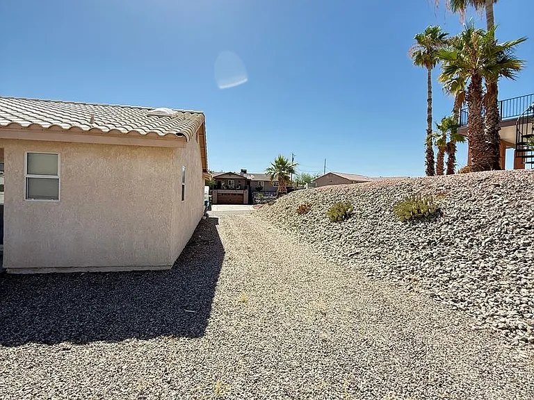 2725 Huntington Dr — Photo 2