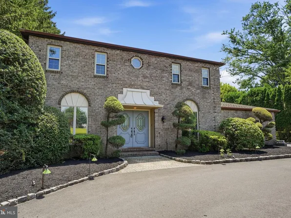 560 Lower Holland Rd, Holland, PA 18966