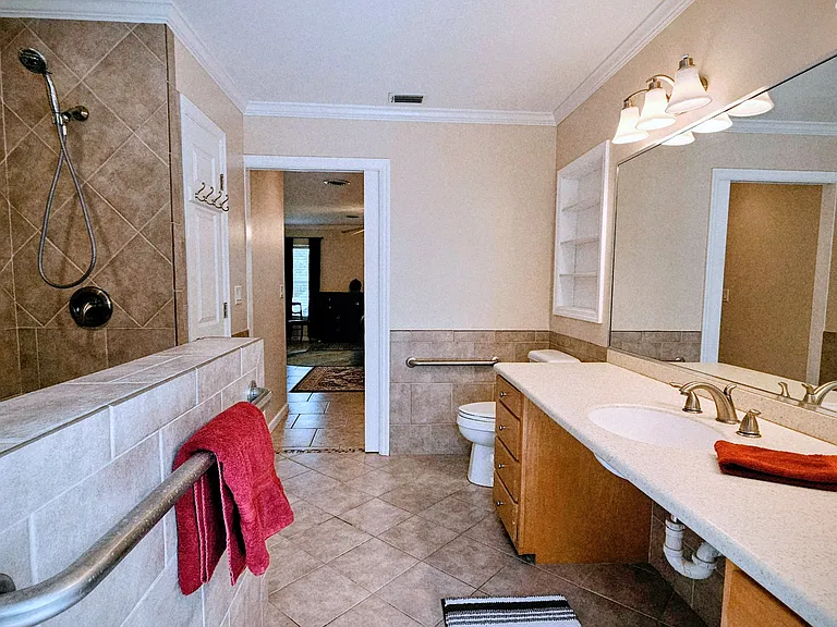 Guest bath w/walk in shower-suite