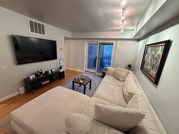 4th image of 2045 N Larrabee St APT 7306