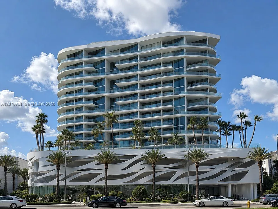 17550 Collins Ave #701