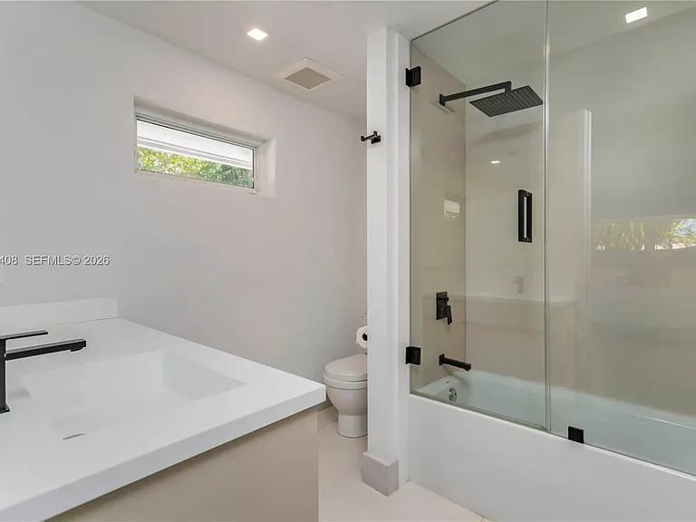 301 Shore Dr E — Photo 32