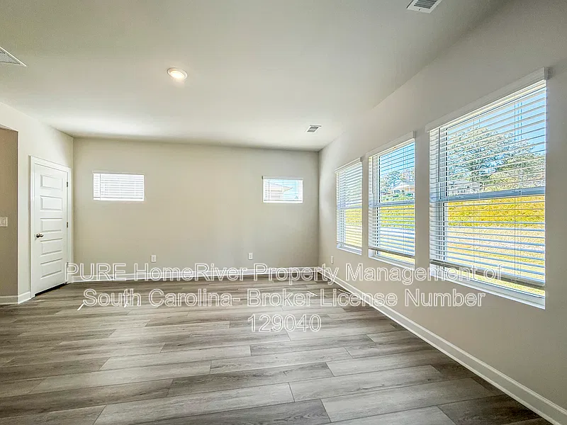 4 bed, 2.5 bath, 1934 sqft, $2,050 — Photo 1