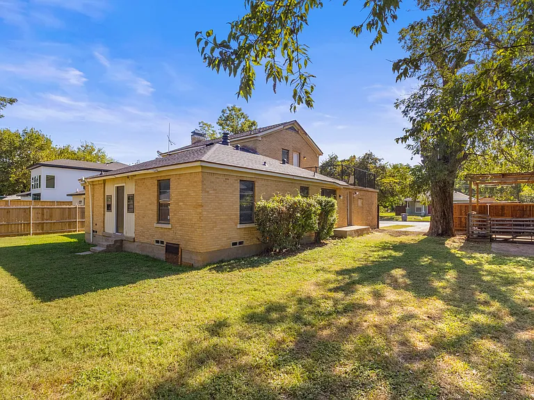 2321 Lawrence St — Photo 29