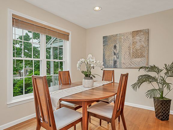 Dining area/breakfast nook