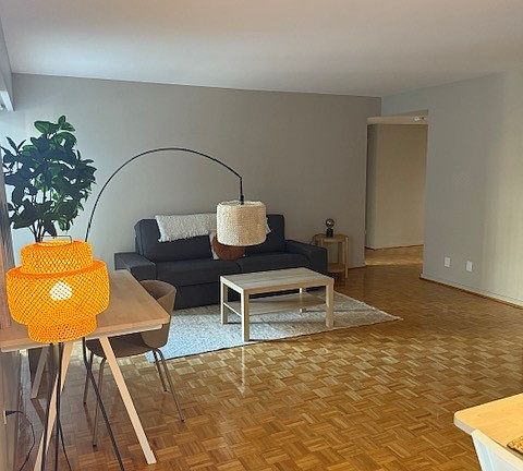 3rd image of 235 Somerset St W #1009621