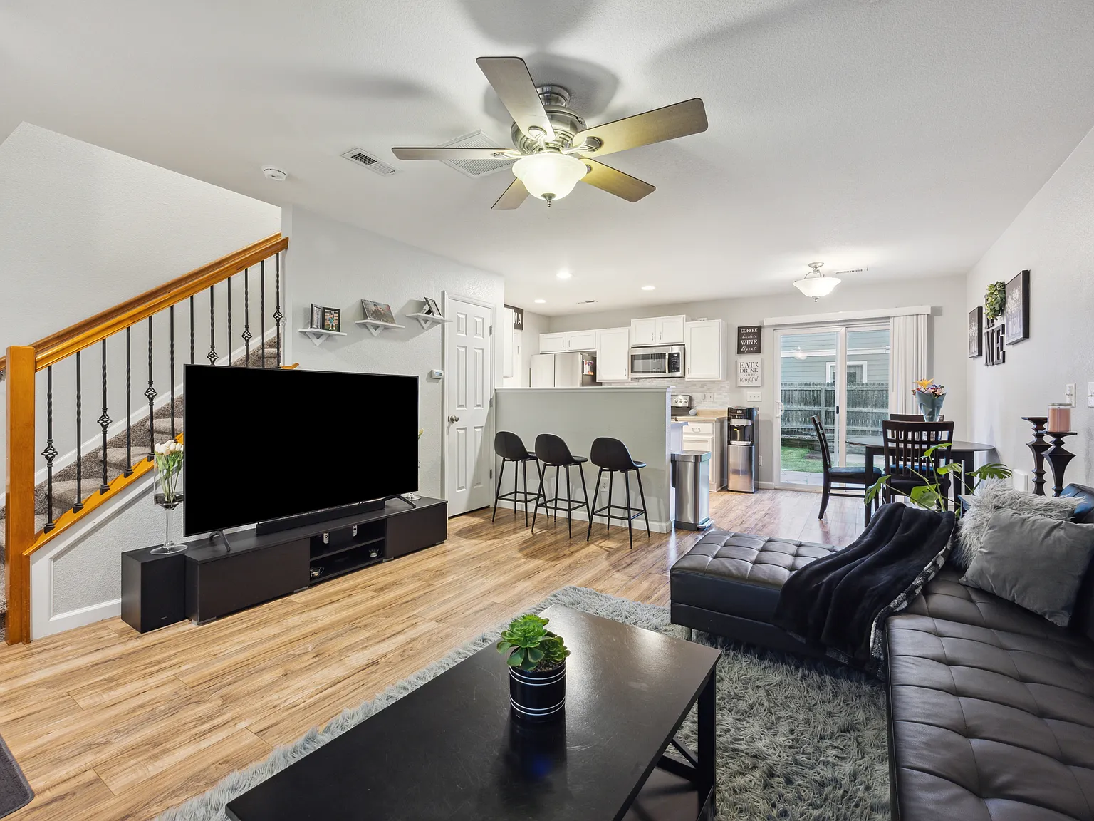 3 bed, 1110 sqft, $2,700 — Photo 1