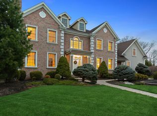 4 Hayduk Dr, Edison, NJ 08820