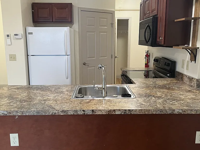 191 College St #401 — Photo 1