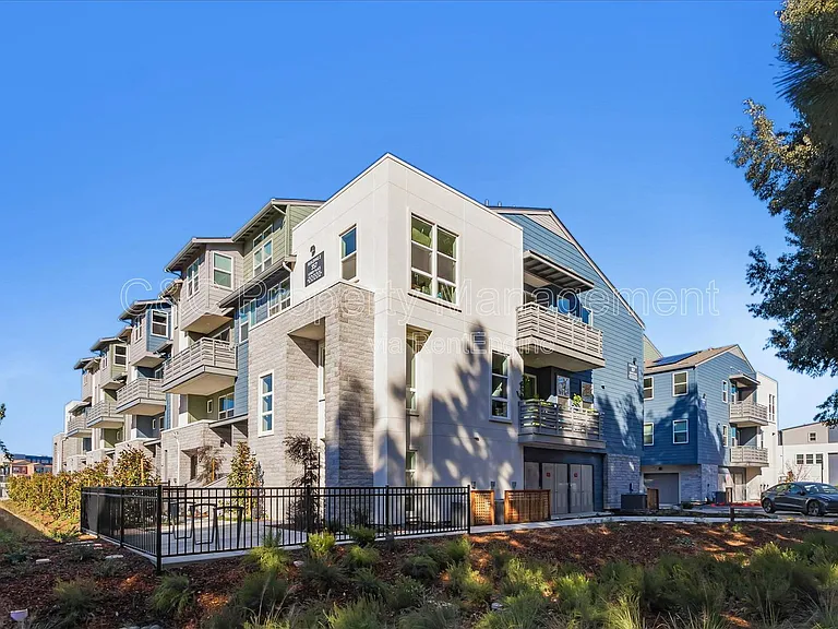 379 Lundy Pl — Photo 2
