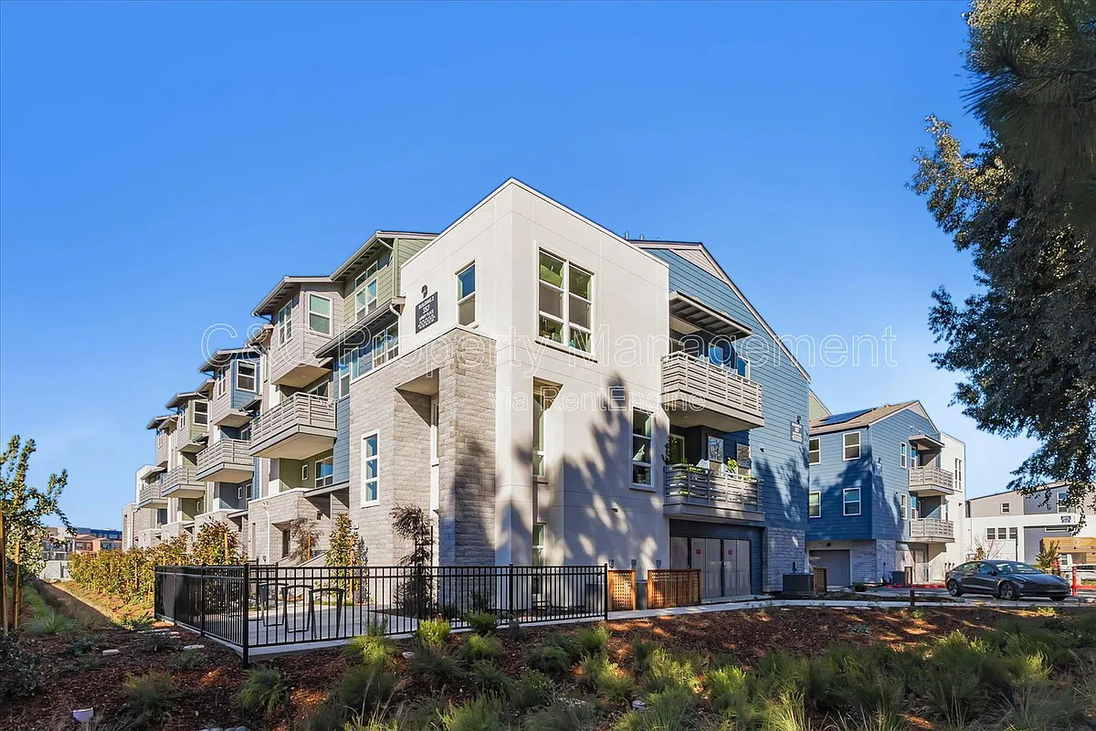 Building Photo - 379 Lundy Pl