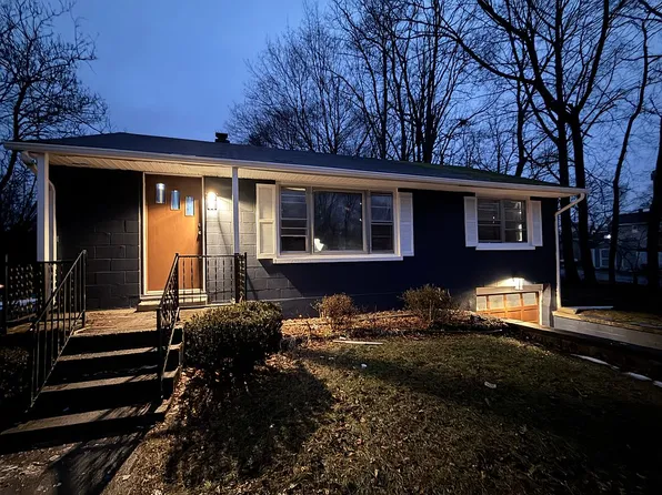 15 McKinley Ln, Poughkeepsie, NY 12601