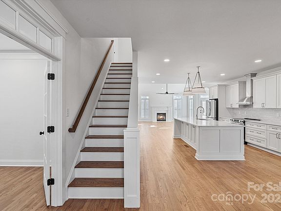 5th image of 506 Academy St