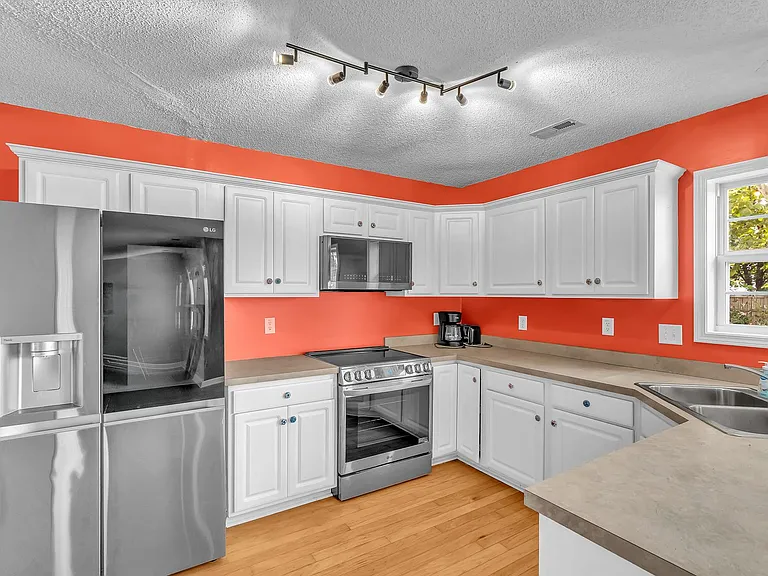 403 Arabian Ln — Photo 23