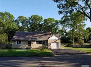 18 Abrew St, Bay Shore, NY 11706