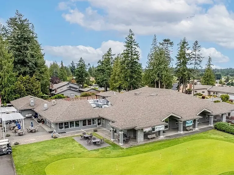 Pro shop, restaurant, meeting room, putting green. It is a beautifully well maintained 18 hole golf course.