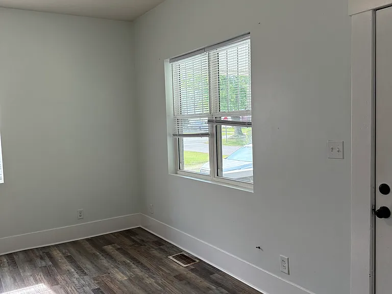 1711 W Chestnut St — Photo 3