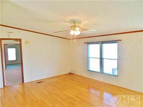 4th image of 8 Deer Haven Ln