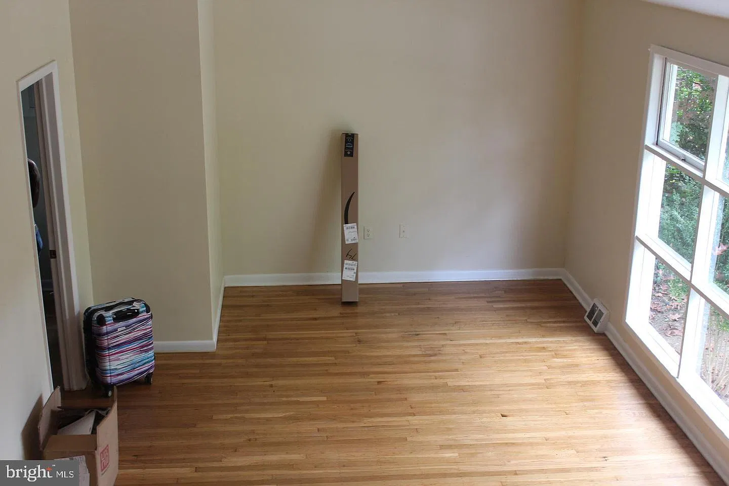 5 bed, 2.0 bath, 1569 sqft, $3,125 — Photo 3