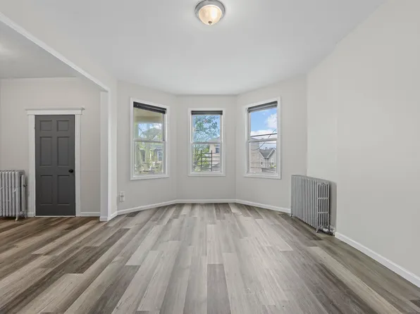 89 Wegman Pkwy, Jersey City, NJ 07305