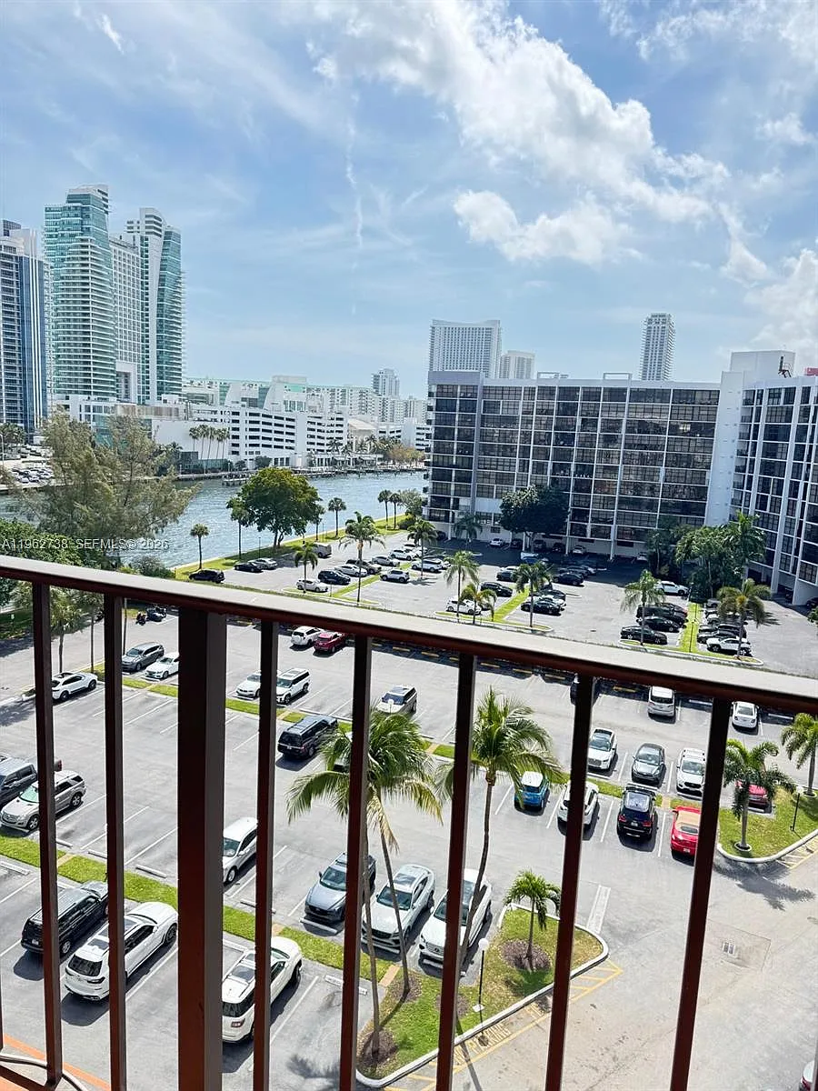 Building Photo - 800 Parkview Dr #912