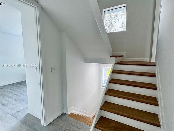 4th image of 3204 Plaza St