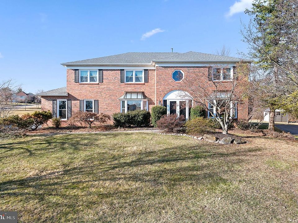 1st image of 101 Clover Leaf Ln