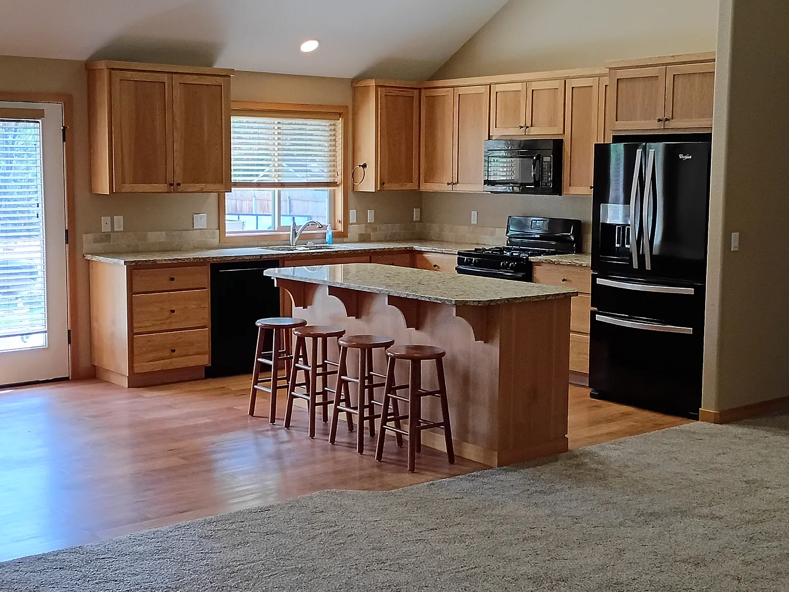 3 bed, 1603 sqft, $3,100 — Photo 4