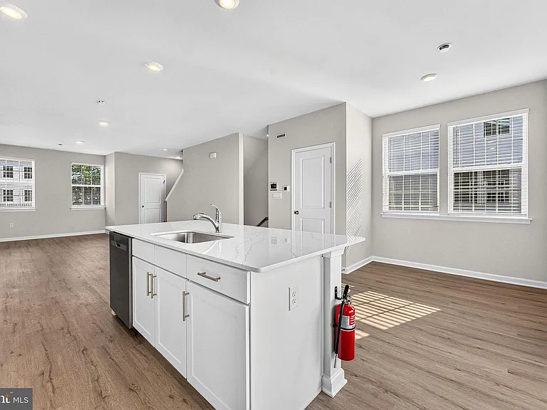 120 Essex Dr — Photo 8