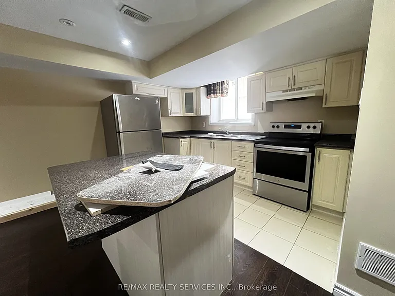 7 Glengowan St #BASEMENT — Photo 10