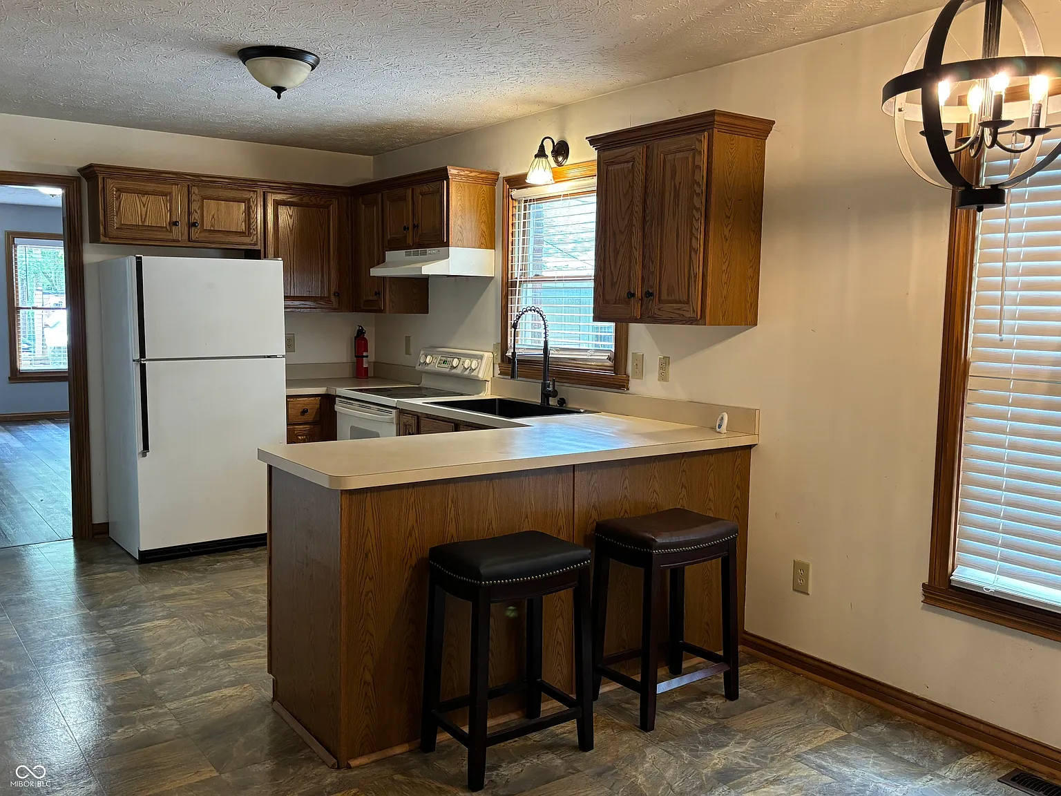 1 bed, 1.0 bath, 812 sqft, $1,200 — Photo 2