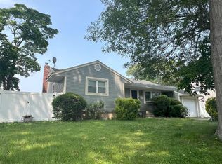 16 Drake Rd, Centereach, NY 11720