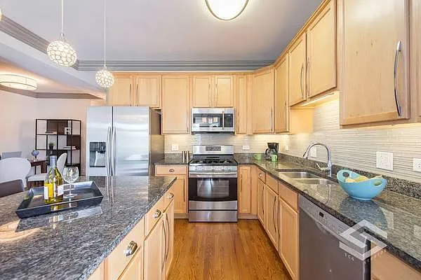 3 bed, 1600 sqft, $2,700 — Photo 2