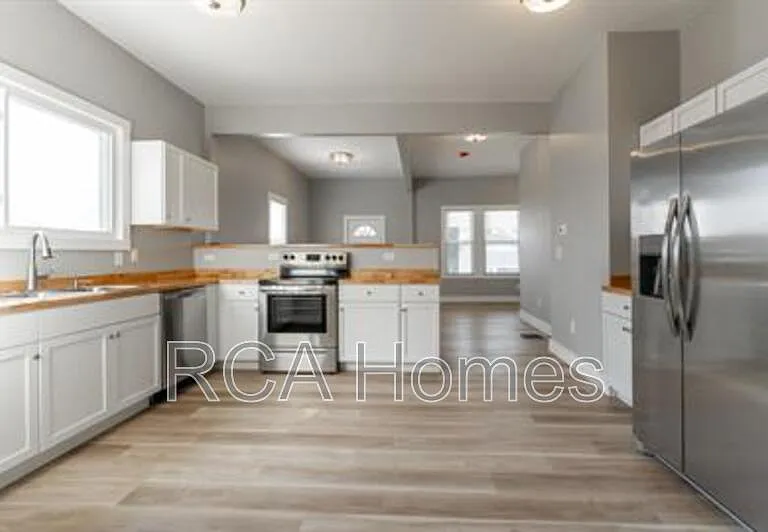648 W 30th St — Photo 3