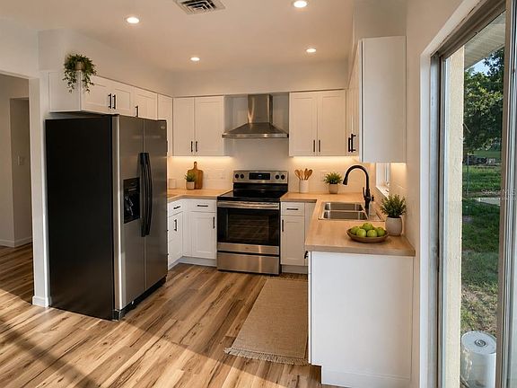 3rd image of 1051 VENETIAN PARKWAY