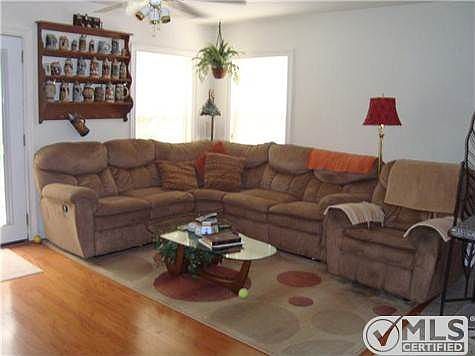 4th image of 253 Silvercreek Dr