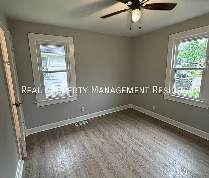 1111 Stanley Ave — Photo 11